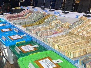 Video: Tumpukan Emas dan Uang Dolar Hasil Geledah 3 Kasus Korupsi