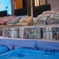 Barang bukti emas batangan hingga dolar AS ditampilkan saat konferensi pers perkembangan penyidikan kasus dugaan tindak pidana korupsi, gratifikasi, dan/atau tindak pidana pencucian uang di Gedung Promoter Polda Metro Jaya, Jakarta, Jumat (10/7/2026)