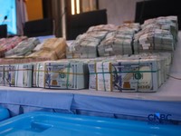 Barang bukti emas batangan hingga dolar AS ditampilkan saat konferensi pers perkembangan penyidikan kasus dugaan tindak pidana korupsi, gratifikasi, dan/atau tindak pidana pencucian uang di Gedung Promoter Polda Metro Jaya, Jakarta, Jumat (10/7/2026)