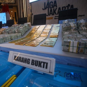 Barang bukti emas batangan hingga dolar AS ditampilkan saat konferensi pers perkembangan penyidikan kasus dugaan tindak pidana korupsi, gratifikasi, dan/atau tindak pidana pencucian uang di Gedung Promoter Polda Metro Jaya, Jakarta, Jumat (10/7/2026)