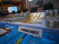 Barang bukti emas batangan hingga dolar AS ditampilkan saat konferensi pers perkembangan penyidikan kasus dugaan tindak pidana korupsi, gratifikasi, dan/atau tindak pidana pencucian uang di Gedung Promoter Polda Metro Jaya, Jakarta, Jumat (10/7/2026)