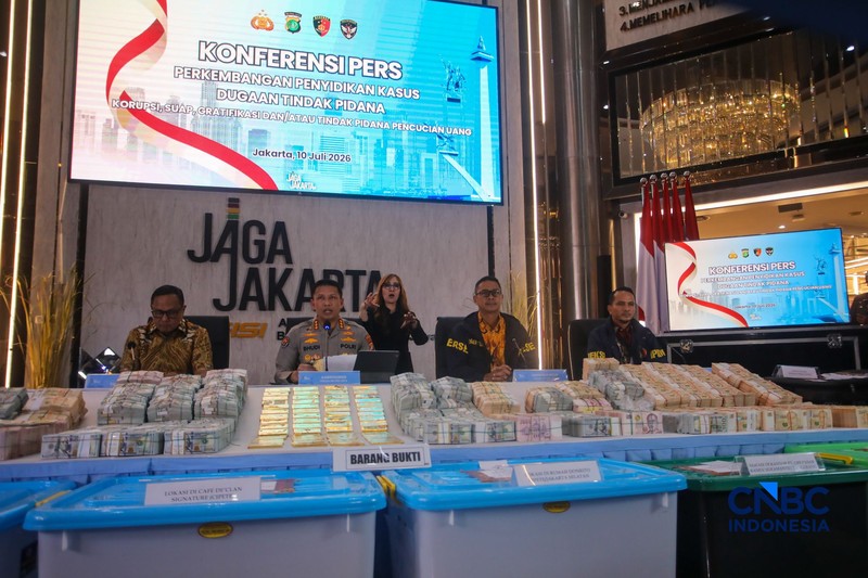 Barang bukti emas batangan hingga dolar AS ditampilkan saat konferensi pers perkembangan penyidikan kasus dugaan tindak pidana korupsi, gratifikasi, dan/atau tindak pidana pencucian uang di Gedung Promoter Polda Metro Jaya, Jakarta, Jumat (10/7/2026).  (CNBC Indonesia/Faisal Rahman)