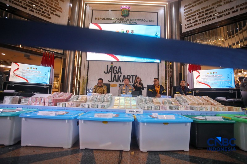 Barang bukti emas batangan hingga dolar AS ditampilkan saat konferensi pers perkembangan penyidikan kasus dugaan tindak pidana korupsi, gratifikasi, dan/atau tindak pidana pencucian uang di Gedung Promoter Polda Metro Jaya, Jakarta, Jumat (10/7/2026).  (CNBC Indonesia/Faisal Rahman)
