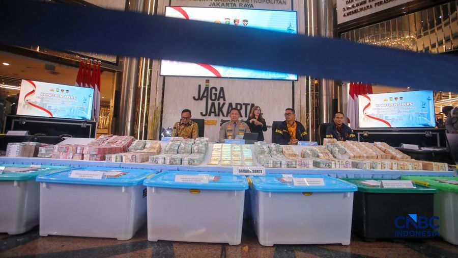 Barang bukti emas batangan hingga dolar AS ditampilkan saat konferensi pers perkembangan penyidikan kasus dugaan tindak pidana korupsi, gratifikasi, dan/atau tindak pidana pencucian uang di Gedung Promoter Polda Metro Jaya, Jakarta, Jumat (10/7/2026)