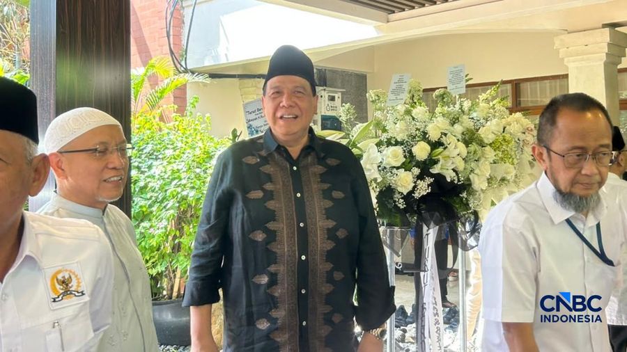 Foto: Chairman & Founder CT Corp Chairul Tanjung saat tiba di kediaman Rachmat Gobel di Jalan Soepomo Nomor 55A, Jakarta Selatan, Jumat (10/7/2026). (CNBC Indonesia/Elga Nurmutia)