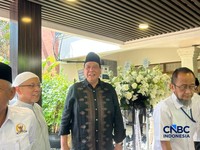 Foto: Chairman & Founder CT Corp Chairul Tanjung saat tiba di kediaman Rachmat Gobel di Jalan Soepomo Nomor 55A, Jakarta Selatan, Jumat (10/7/2026). (CNBC Indonesia/Elga Nurmutia)