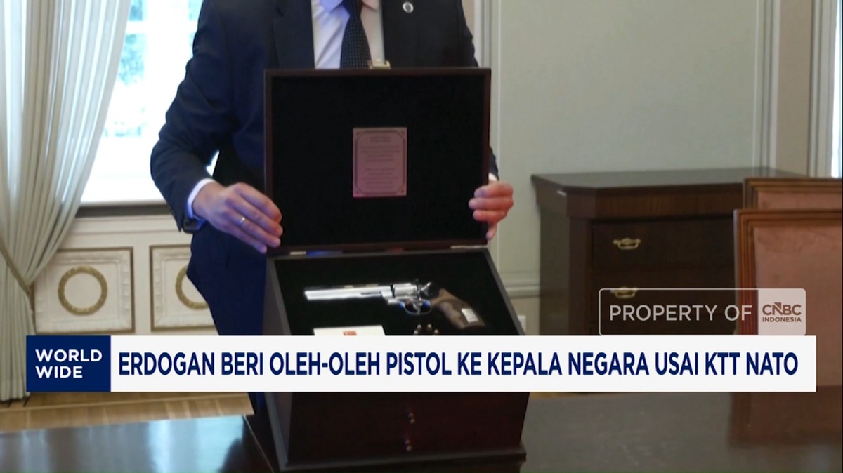 Video: Erdogan Beri Oleh-oleh Pistol ke Kepala Negara Usai KTT NATO