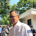 Foto: Kepala Badan Pengaturan Badan Usaha Milik Negara/Chief Operating Officer Danantara Dony Oskaria di rumah duka Rachmat Gobel di Jalan Prof. Dr. Soepomo Nomor 55A, Jakarta Selatan, Jumat (10/7/2026). (CNBC Indonesia/Elga Nurmutia)