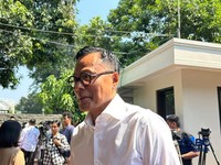 Foto: Kepala Badan Pengaturan Badan Usaha Milik Negara/Chief Operating Officer Danantara Dony Oskaria di rumah duka Rachmat Gobel di Jalan Prof. Dr. Soepomo Nomor 55A, Jakarta Selatan, Jumat (10/7/2026). (CNBC Indonesia/Elga Nurmutia)