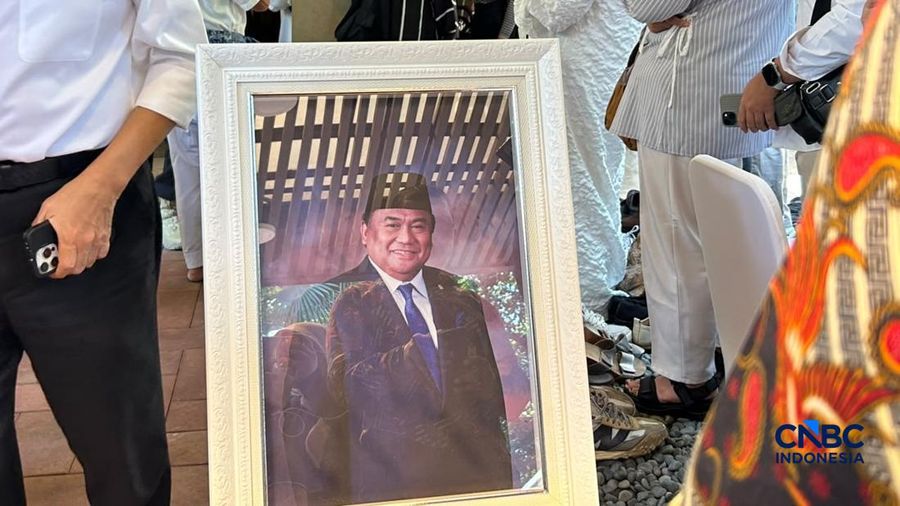 Foto almarhum Rachmat Gobel di pasang pada depan rumah di kawasan Jalan Soepomo, Jakarta, Jumat (10/7/2026). (CNBC Indonesia/Elga Nurmutia)