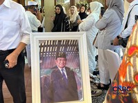 Foto almarhum Rachmat Gobel di pasang pada depan rumah di kawasan Jalan Soepomo, Jakarta, Jumat (10/7/2026). (CNBC Indonesia/Elga Nurmutia)
