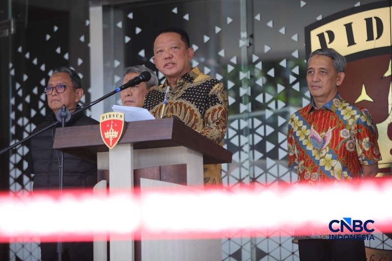 Jaksa Agung Muda Bidang Tindak Pidana Khusus (Jampidsus), Febrie Adriansyah menyampaikan keterangan saat konferesi pers di Gedung Jampidus, Kejaksaan Agung, Jakarta, Jumat (10/7/2026). (CNBC Indonesia/Faisal Rahman)