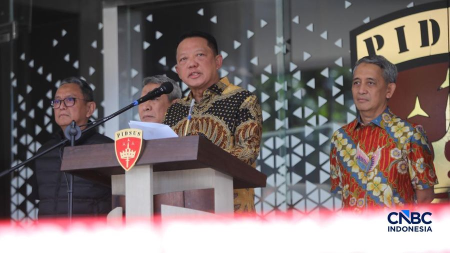 Jaksa Agung Muda Bidang Tindak Pidana Khusus (Jampidsus), Febrie Adriansyah menyampaikan keterangan saat konferesi pers di Gedung Jampidus, Kejaksaan Agung, Jakarta, Jumat (10/7/2026).