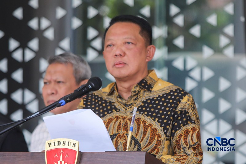 Jaksa Agung Muda Bidang Tindak Pidana Khusus (Jampidsus), Febrie Adriansyah menyampaikan keterangan saat konferesi pers di Gedung Jampidus, Kejaksaan Agung, Jakarta, Jumat (10/7/2026). (CNBC Indonesia/Faisal Rahman)