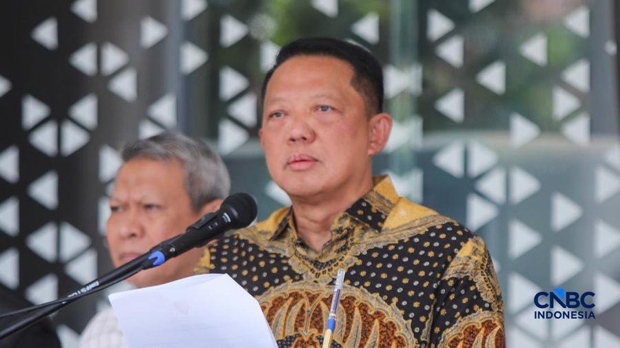 Jaksa Agung Muda Bidang Tindak Pidana Khusus (Jampidsus), Febrie Adriansyah menyampaikan keterangan saat konferesi pers di Gedung Jampidus, Kejaksaan Agung, Jakarta, Jumat (10/7/2026).