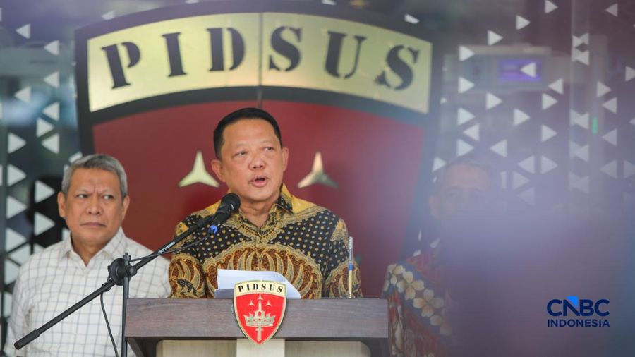 Jaksa Agung Muda Bidang Tindak Pidana Khusus (Jampidsus), Febrie Adriansyah menyampaikan keterangan saat konferesi pers di Gedung Jampidus, Kejaksaan Agung, Jakarta, Jumat (10/7/2026).