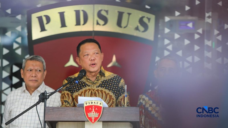 Jaksa Agung Muda Bidang Tindak Pidana Khusus (Jampidsus), Febrie Adriansyah menyampaikan keterangan saat konferesi pers di Gedung Jampidus, Kejaksaan Agung, Jakarta, Jumat (10/7/2026).