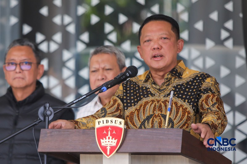 Jaksa Agung Muda Bidang Tindak Pidana Khusus (Jampidsus), Febrie Adriansyah menyampaikan keterangan saat konferesi pers di Gedung Jampidus, Kejaksaan Agung, Jakarta, Jumat (10/7/2026). (CNBC Indonesia/Faisal Rahman)