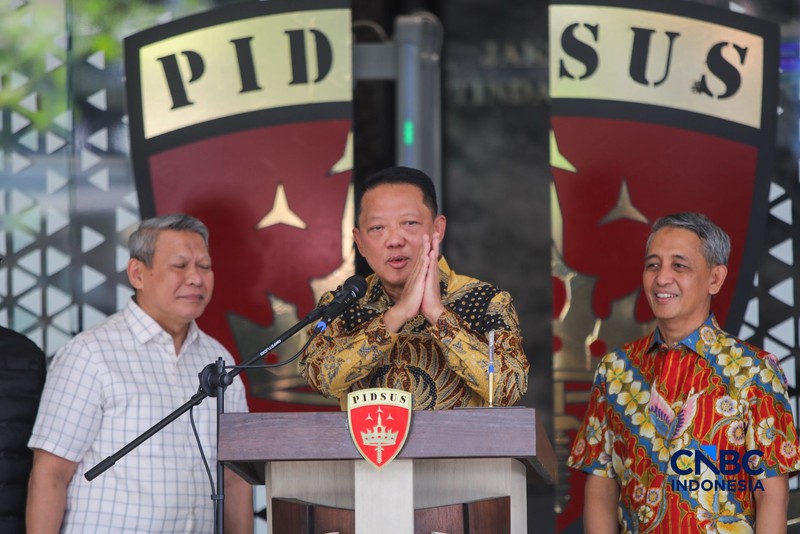 Jaksa Agung Muda Bidang Tindak Pidana Khusus (Jampidsus), Febrie Adriansyah menyampaikan keterangan saat konferesi pers di Gedung Jampidus, Kejaksaan Agung, Jakarta, Jumat (10/7/2026). (CNBC Indonesia/Faisal Rahman)