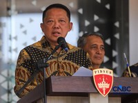 Jaksa Agung Muda Bidang Tindak Pidana Khusus (Jampidsus), Febrie Adriansyah menyampaikan keterangan saat konferesi pers di Gedung Jampidus, Kejaksaan Agung, Jakarta, Jumat (10/7/2026). (CNBC Indonesia/Faisal Rahman)