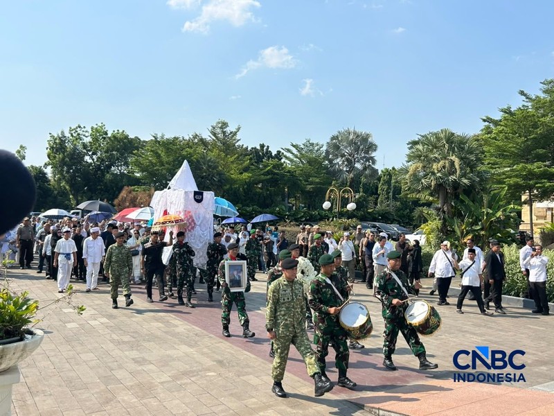 Jenazah Rachmat Gobel dibawa menuju Taman Makam Pahlawan Kalibata, Jakarta, Jumat (10/7/2026). (CNBC Indonesia/Elga Nurmutia)