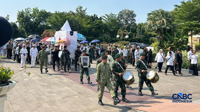 Jenazah Rachmat Gobel dibawa menuju Taman Makam Pahlawan Kalibata, Jakarta, Jumat (10/7/2026). (CNBC Indonesia/Elga Nurmutia)