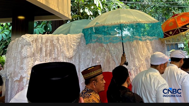 Jenazah Rachmat Gobel dibawa menuju Taman Makam Pahlawan Kalibata, Jakarta, Jumat (10/7/2026). (CNBC Indonesia/Elga Nurmutia)