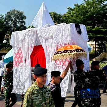 Jenazah Rachmat Gobel dibawa menuju Taman Makam Pahlawan Kalibata, Jakarta, Jumat (10/7/2026). (CNBC Indonesia/Elga Nurmutia)