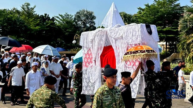 Potret Rachmat Gobel Dimakamkan Secara Militer di TMP Kalibata