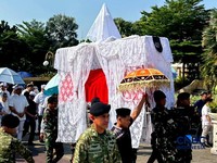Jenazah Rachmat Gobel dibawa menuju Taman Makam Pahlawan Kalibata, Jakarta, Jumat (10/7/2026). (CNBC Indonesia/Elga Nurmutia)