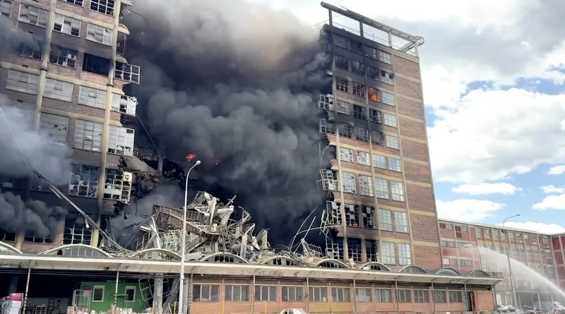 Kebakaran hebat melanda bekas pabrik sepatu Bata di Kota Zlin, Ceko, Kamis (9/7/2026). (Tangkapan Layar Video Reuters/ZLIN REGION FIRE BRIGADE)