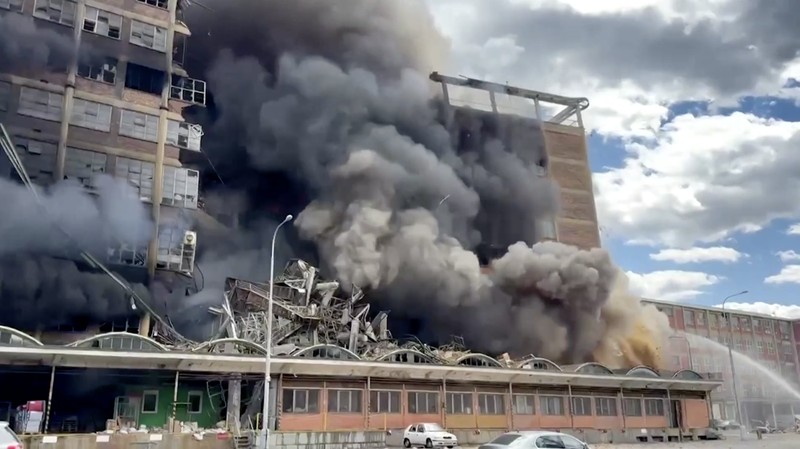 Kebakaran hebat melanda bekas pabrik sepatu Bata di Kota Zlin, Ceko, Kamis (9/7/2026).