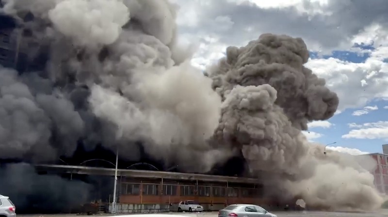 Kebakaran hebat melanda bekas pabrik sepatu Bata di Kota Zlin, Ceko, Kamis (9/7/2026). (Tangkapan Layar Video Reuters/ZLIN REGION FIRE BRIGADE)