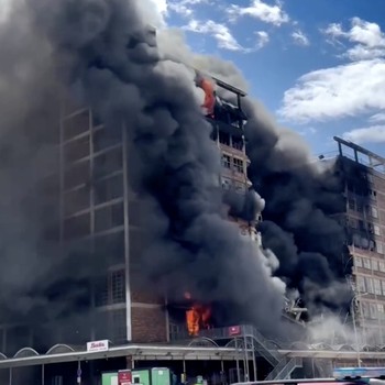 Kebakaran hebat melanda bekas pabrik sepatu Bata di Kota Zlin, Ceko, Kamis (9/7/2026). (Tangkapan Layar Video Reuters/ZLIN REGION FIRE BRIGADE)