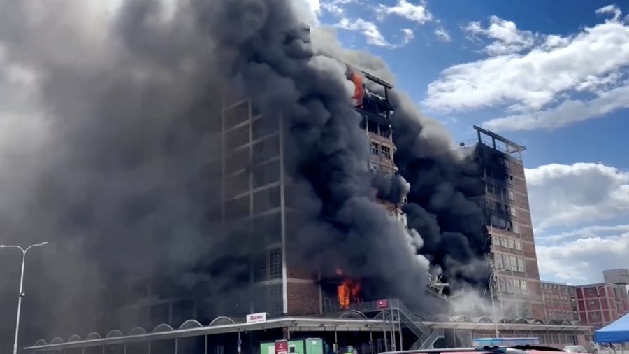 Kebakaran hebat melanda bekas pabrik sepatu Bata di Kota Zlin, Ceko, Kamis (9/7/2026). (Tangkapan Layar Video Reuters/ZLIN REGION FIRE BRIGADE)