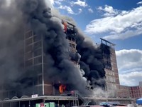 Kebakaran hebat melanda bekas pabrik sepatu Bata di Kota Zlin, Ceko, Kamis (9/7/2026). (Tangkapan Layar Video Reuters/ZLIN REGION FIRE BRIGADE)