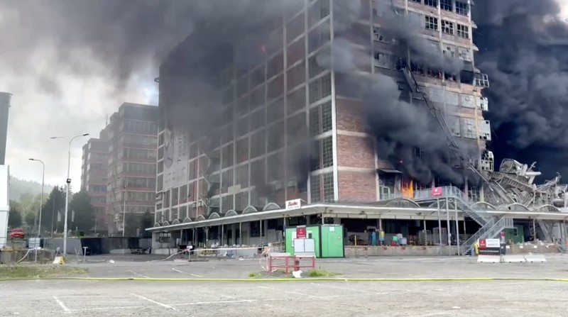 Kebakaran hebat melanda bekas pabrik sepatu Bata di Kota Zlin, Ceko, Kamis (9/7/2026). (Tangkapan Layar Video Reuters/ZLIN REGION FIRE BRIGADE)