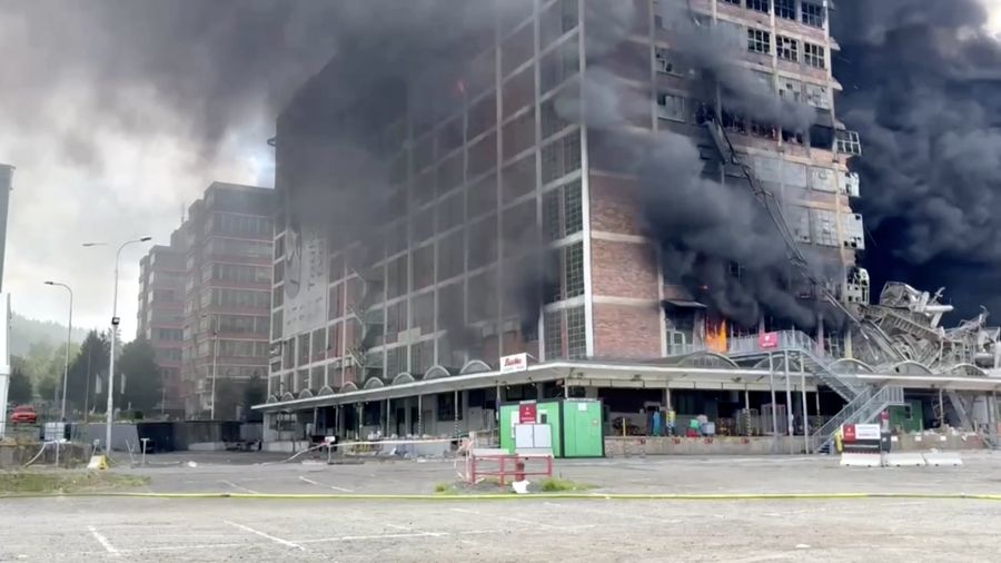 Kebakaran hebat melanda bekas pabrik sepatu Bata di Kota Zlin, Ceko, Kamis (9/7/2026).