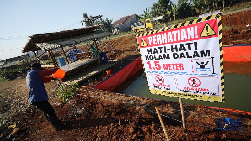 Petani melakukan pembangunan lahan pertanian di kawasan Jalan Raya Bojonggede - Kemang (Bomang), Kabupaten Bogor, Jawa Barat, Jumat (10/7/2026). (CNBC Indonesia/Tri Susilo)