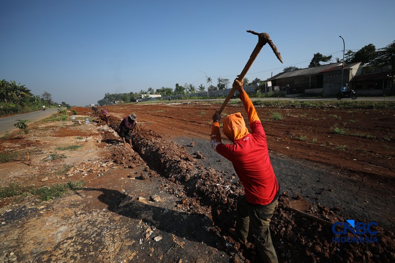 Petani melakukan pembangunan lahan pertanian di kawasan Jalan Raya Bojonggede - Kemang (Bomang), Kabupaten Bogor, Jawa Barat, Jumat (10/7/2026). (CNBC Indonesia/Tri Susilo)