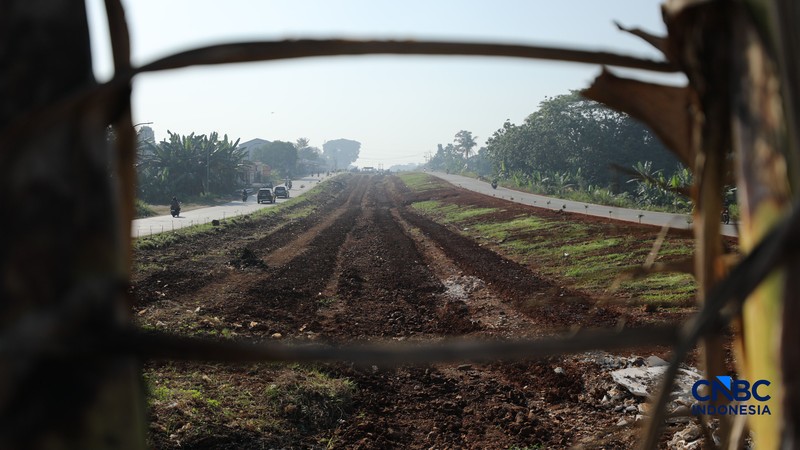 Petani melakukan pembangunan lahan pertanian di kawasan Jalan Raya Bojonggede - Kemang (Bomang), Kabupaten Bogor, Jawa Barat, Jumat (10/7/2026). (CNBC Indonesia/Tri Susilo)