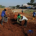 Petani melakukan pembangunan lahan pertanian di kawasan Jalan Raya Bojonggede - Kemang (Bomang), Kabupaten Bogor, Jawa Barat, Jumat (10/7/2026). (CNBC Indonesia/Tri Susilo)