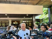 Mantan Menteri Perdagangan, Enggartiasto Lukita saat tiba di kediaman Rachmat Gobel di kawasan Jalan Soepomo, Jakarta, Jumat (10/7/2026). (CNBC Indonesia/Elga Nurmutia)