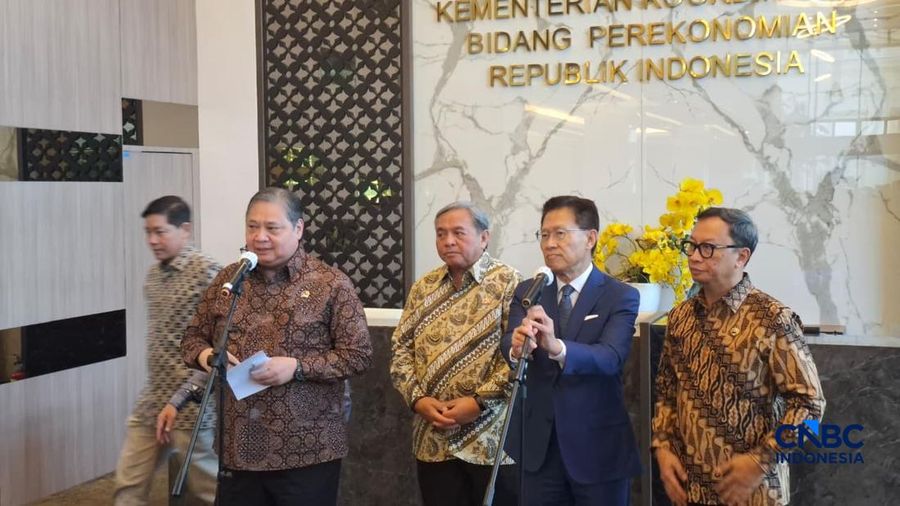 Menko Perekonomian, Airlangga Hartarto saat menyampaikan keterangan pers di Jakarta, Jumat (10/7/2026). (CNBC Indonesia/Robertus Andrianto Serin)