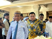 Menteri ESDM, Bahlil Lahadalia saat tiba di kediaman Rachmat Gobel di kawasan Jalan Soepomo, Jakarta, Jumat (10/7/2026). (CNBC Indonesia/Elga Nurmutia)