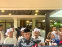 Menteri Ketenagakerjaan (Menaker) Yassierli saat tiba di kediaman Rachmat Gobel di kawasan Jalan Soepomo, Jakarta, Jumat (10/7/2026). (CNBC Indonesia/Elga Nurmutia)
