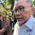 Menteri Koordinator Bidang Pangan RI, Zulkifli Hasan (Zulhas) saat tiba di kediaman Rachmat Gobel di kawasan Jalan Soepomo, Jakarta, Jumat (10/7/2026). (CNBC Indonesia/Elga Nurmutia)