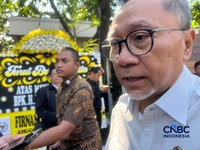 Menteri Koordinator Bidang Pangan RI, Zulkifli Hasan (Zulhas) saat tiba di kediaman Rachmat Gobel di kawasan Jalan Soepomo, Jakarta, Jumat (10/7/2026). (CNBC Indonesia/Elga Nurmutia)