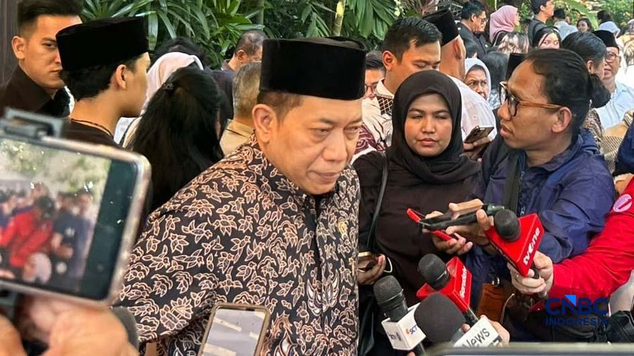 Menteri Koperasi, Ferry Juliantono saat tiba di kediaman Rachmat Gobel di kawasan Jalan Soepomo, Jakarta, Jumat (10/7/2026). (CNBC Indonesia/Elga Nurmutia)