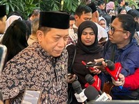 Menteri Koperasi, Ferry Juliantono saat tiba di kediaman Rachmat Gobel di kawasan Jalan Soepomo, Jakarta, Jumat (10/7/2026). (CNBC Indonesia/Elga Nurmutia)